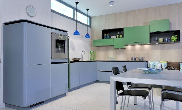 Farbige Einbauküche mit grifflosen Fronten - auch Ihre Waschmaschine lässt sich problemlos integrieren.
Farbige Einbauküche mit grifflosen Fronten - auch Ihre Waschmaschine lässt sich problemlos integrieren.